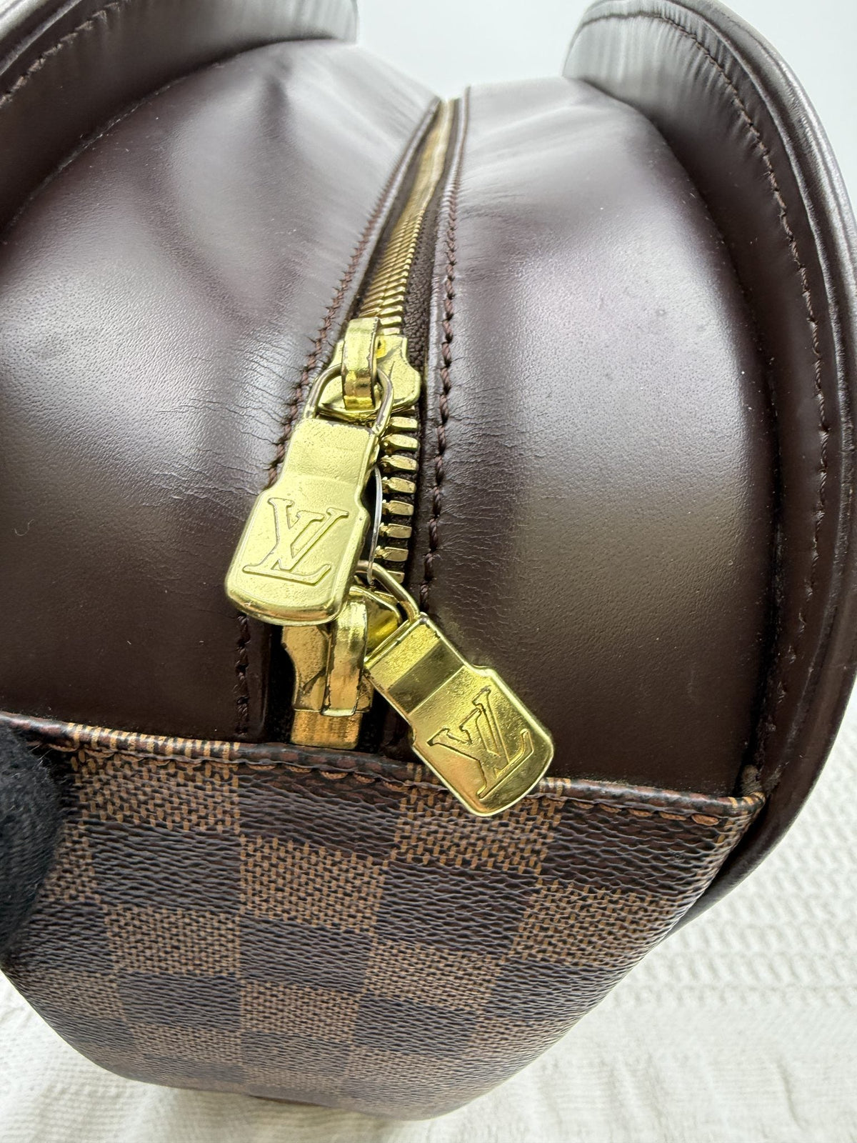 Louis Vuitton Alma PM - Damier Ebene detail view 6