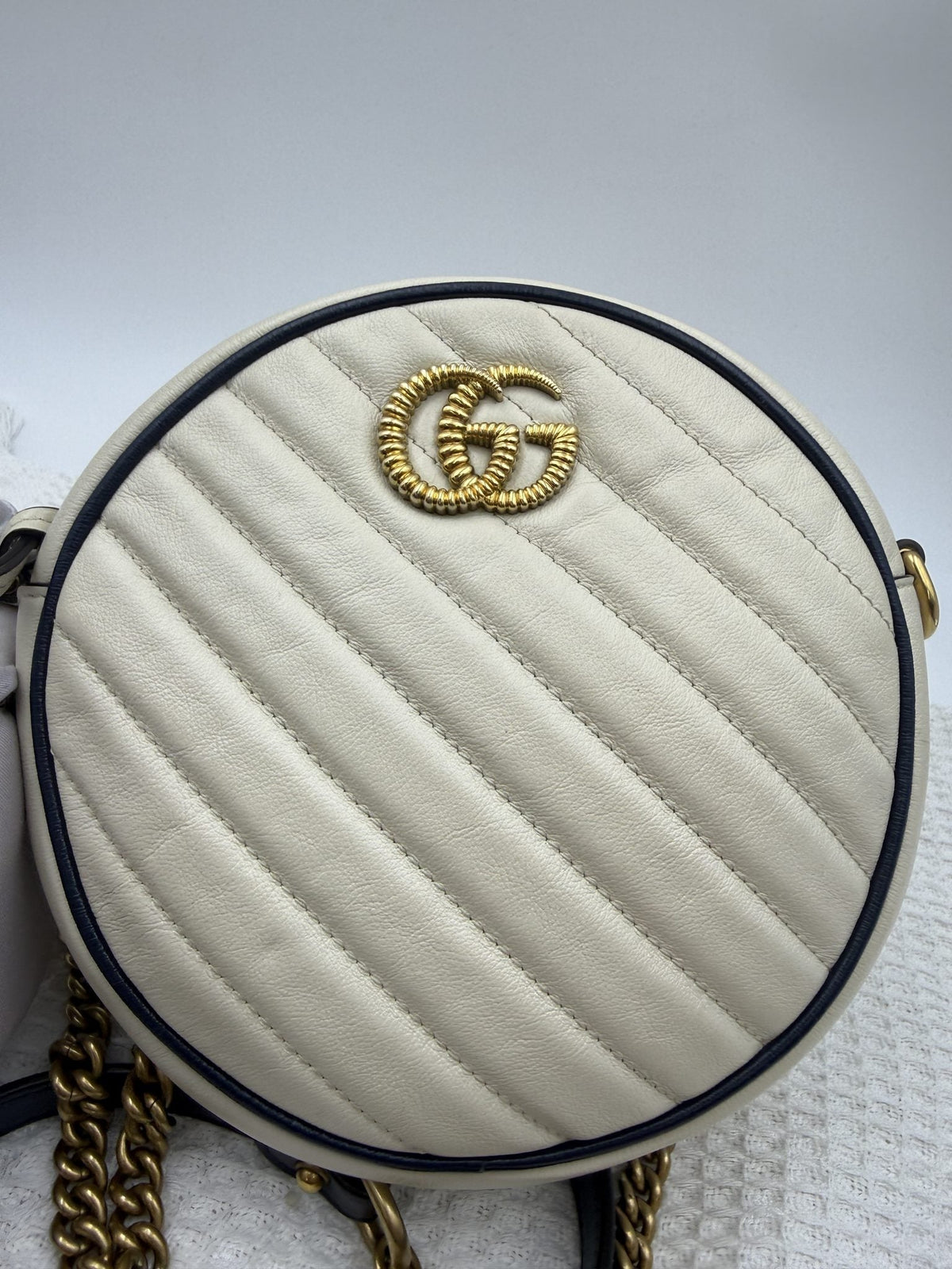 Gucci Marmont Round Mini - White and Navy Leather detail view 2