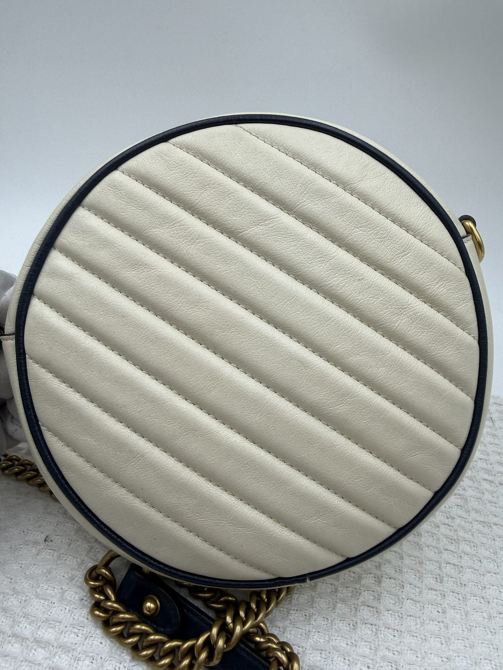 Gucci Marmont Round Mini - White and Navy Leather detail view 3
