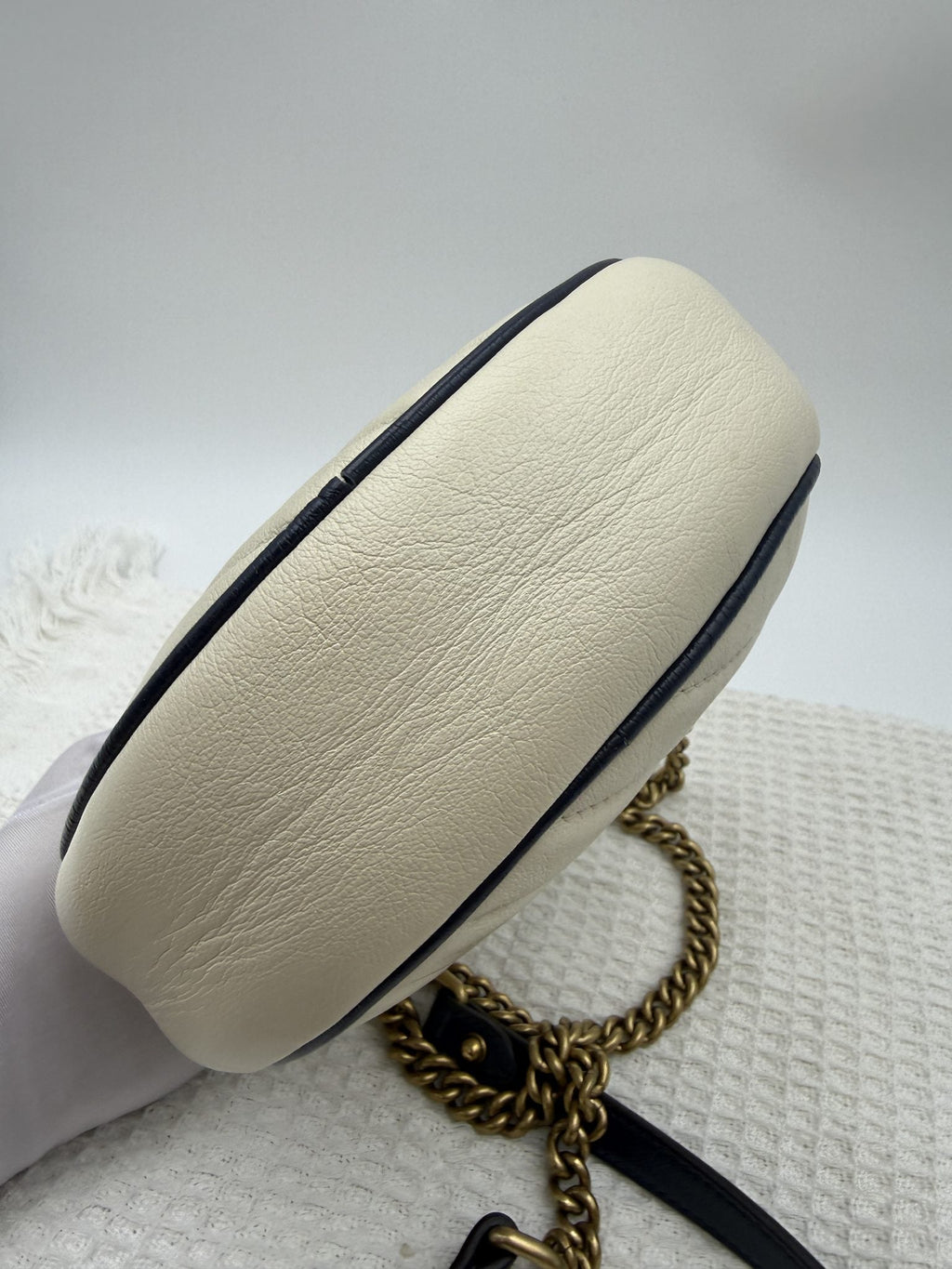 Gucci Marmont Round Mini - White and Navy Leather detail view 4