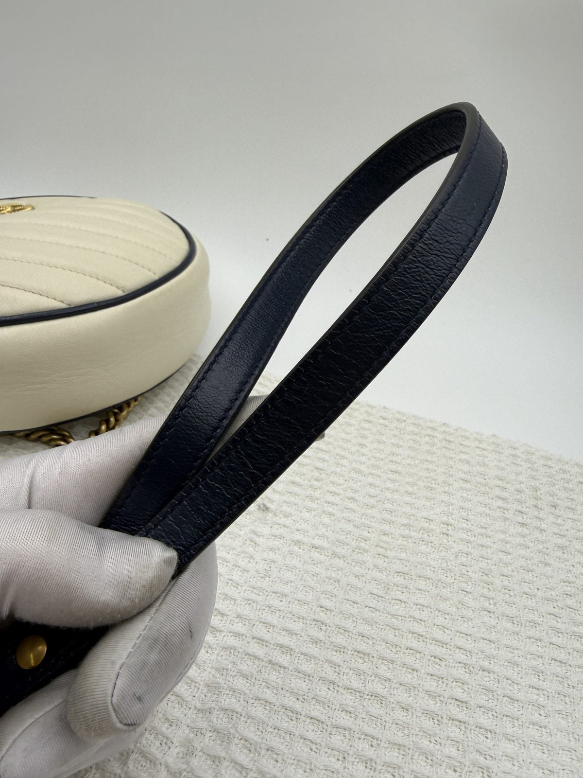 Gucci Marmont Round Mini - White and Navy Leather detail view 5