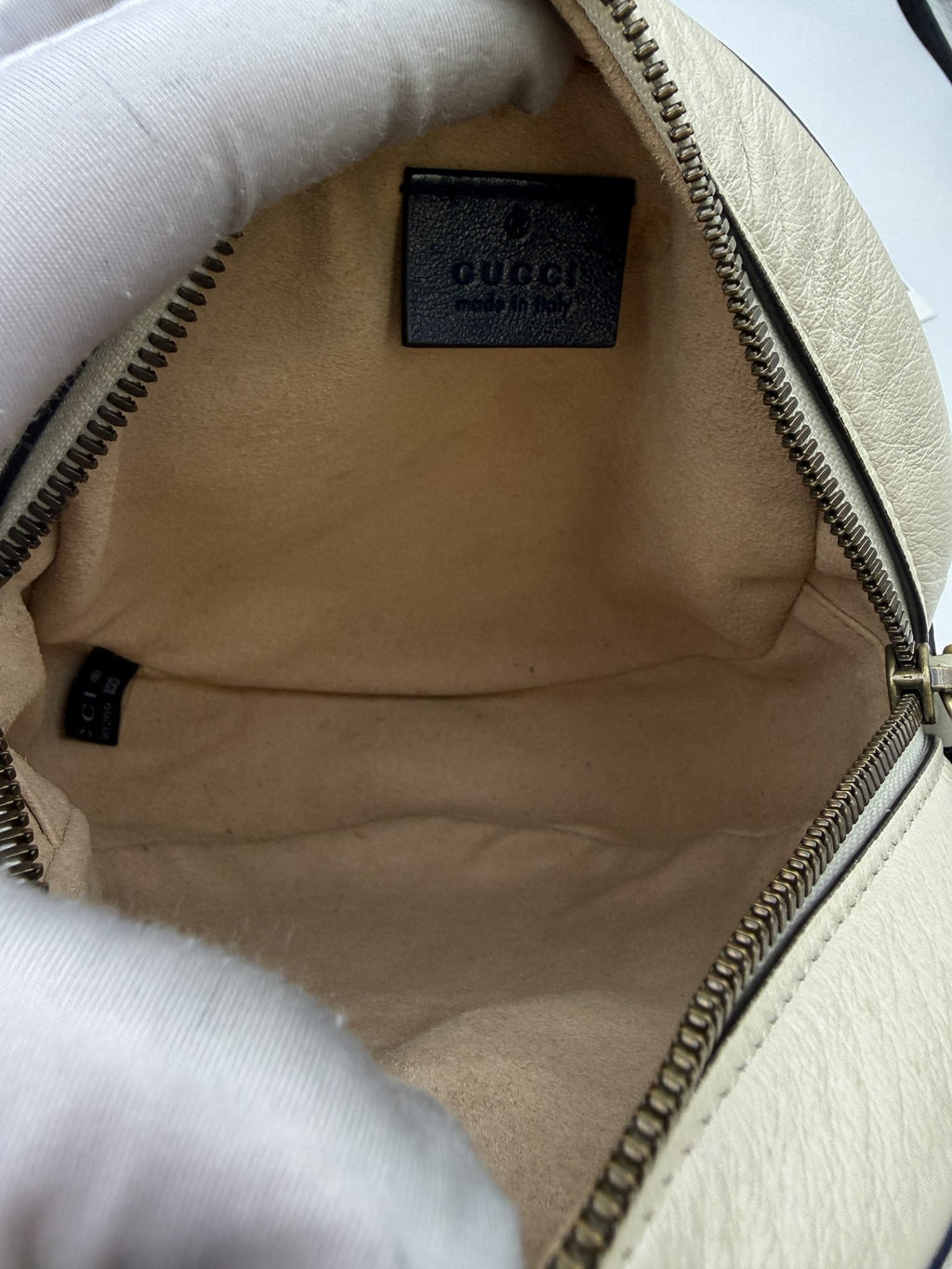 Gucci Marmont Round Mini - White and Navy Leather detail view 6