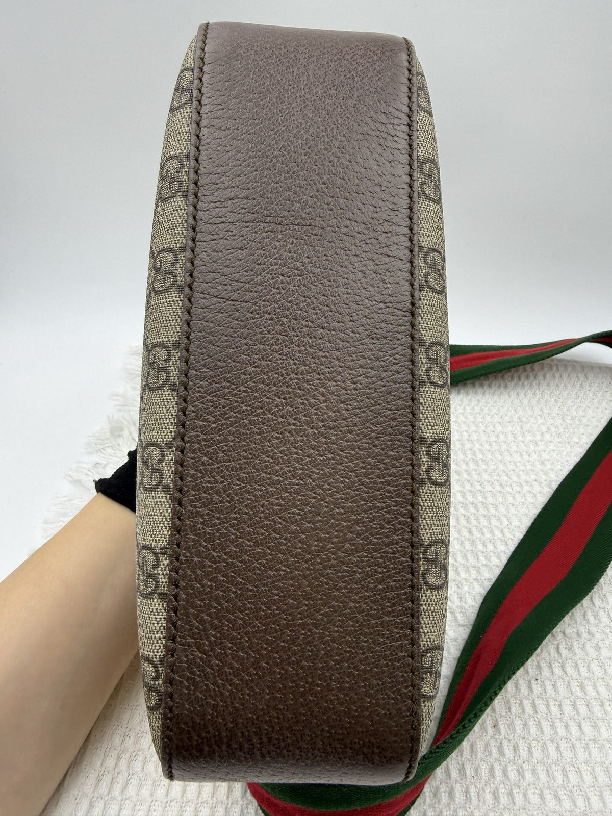 Gucci Neo Vintage GG Supreme Messenger Bag detail view 4