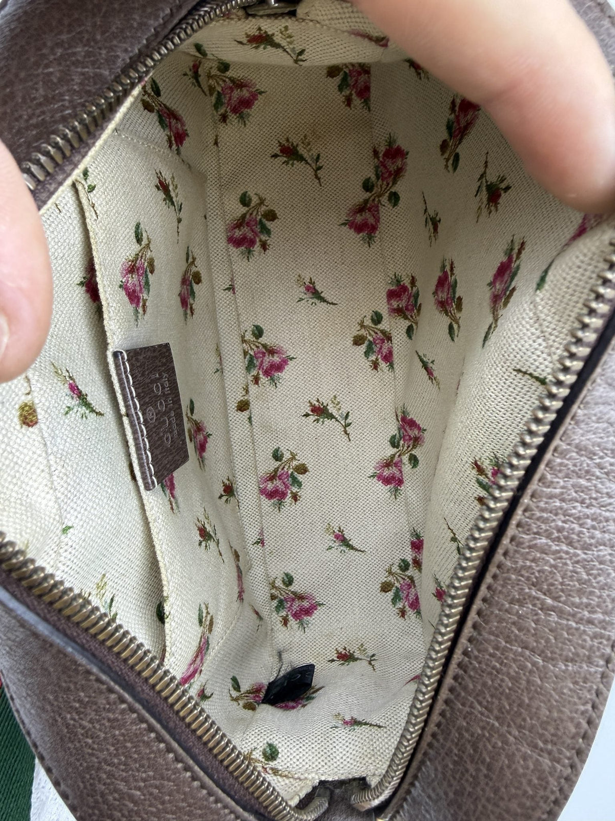 Gucci Neo Vintage GG Supreme Messenger Bag detail view 5