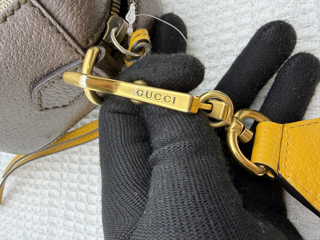 Gucci Neo Vintage GG Supreme Messenger Bag detail view 8