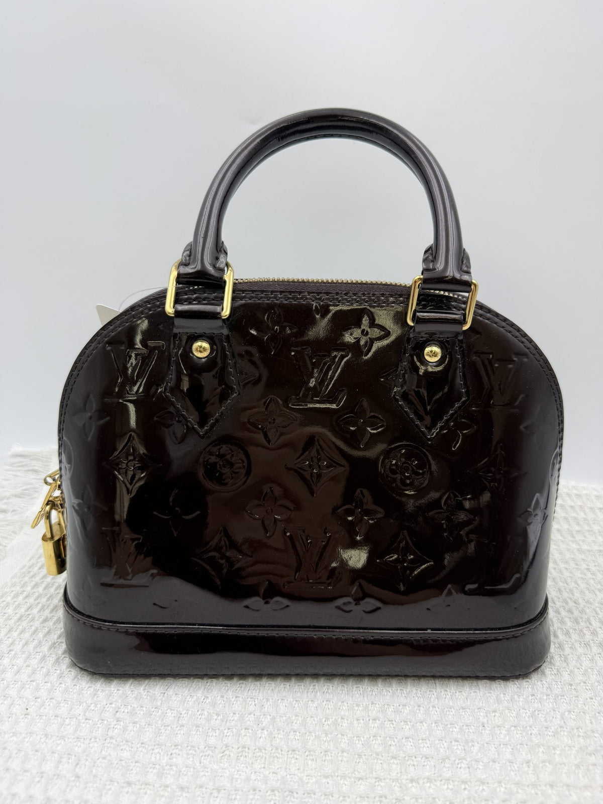 Louis Vuitton Alma BB - Amarante Monogram Vernis Leather detail view 2