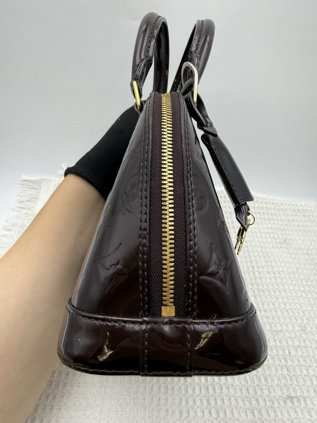Louis Vuitton Alma BB - Amarante Monogram Vernis Leather detail view 3