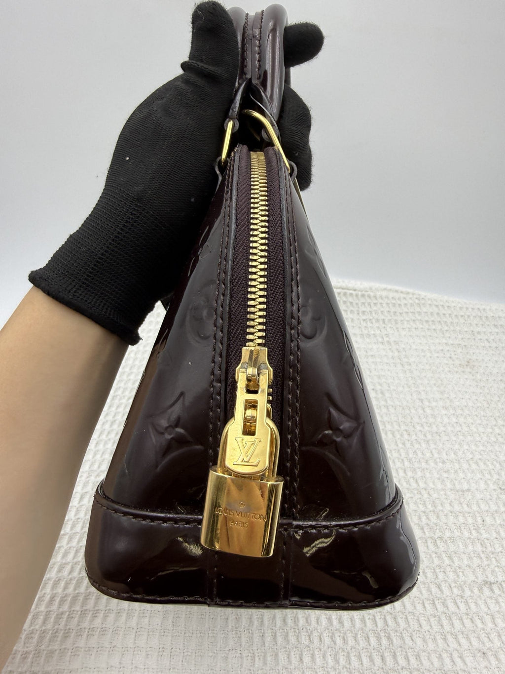 Louis Vuitton Alma BB - Amarante Monogram Vernis Leather detail view 4