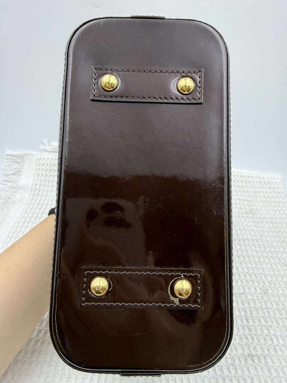 Louis Vuitton Alma BB - Amarante Monogram Vernis Leather detail view 5