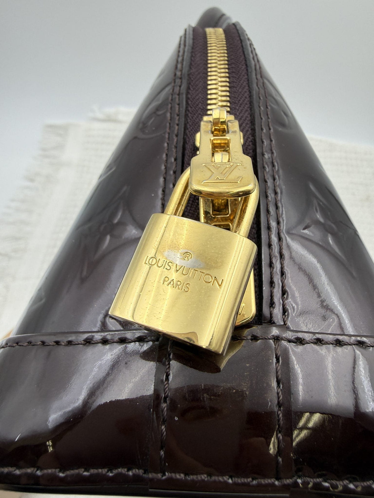 Louis Vuitton Alma BB - Amarante Monogram Vernis Leather detail view 6
