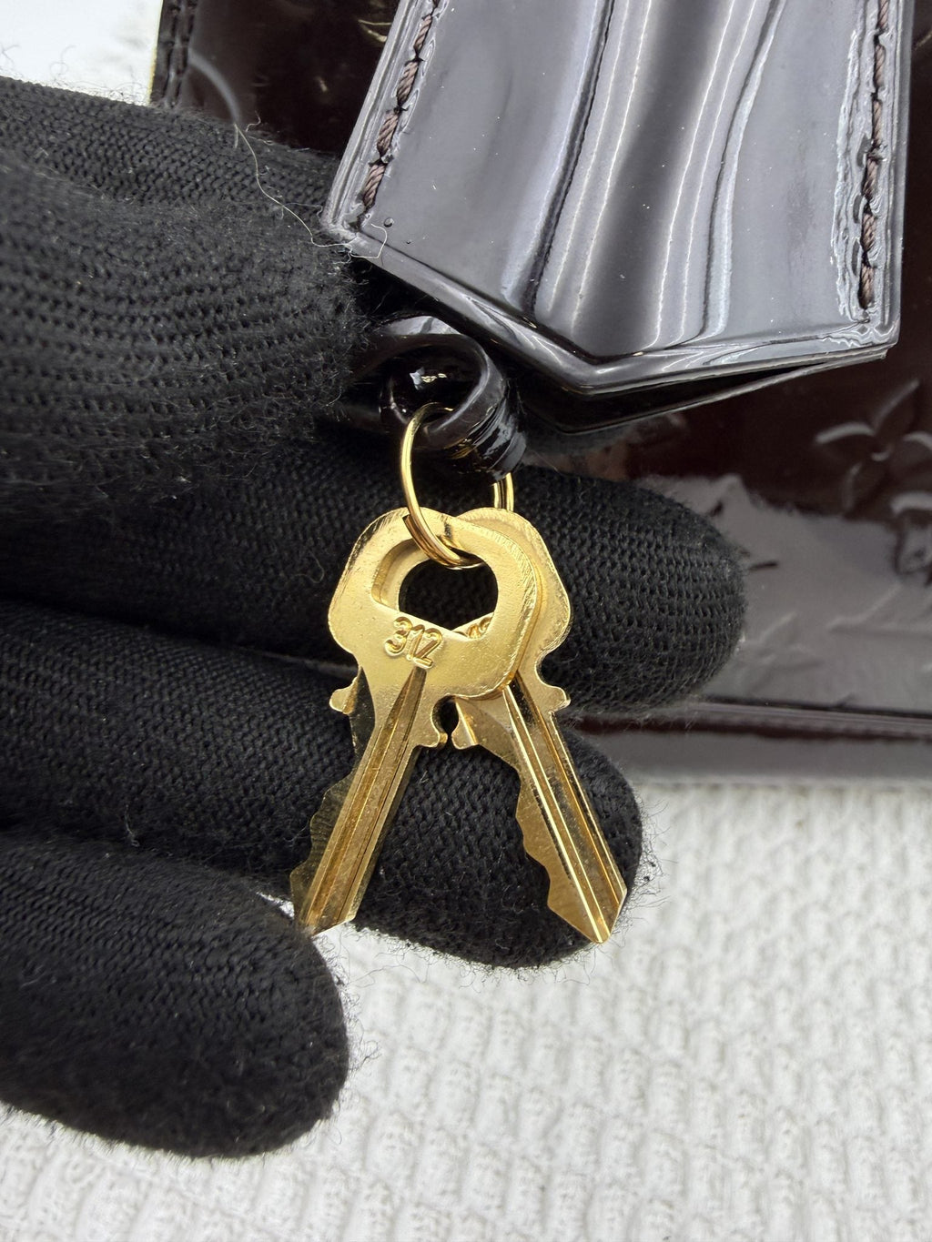 Louis Vuitton Alma BB - Amarante Monogram Vernis Leather detail view 7