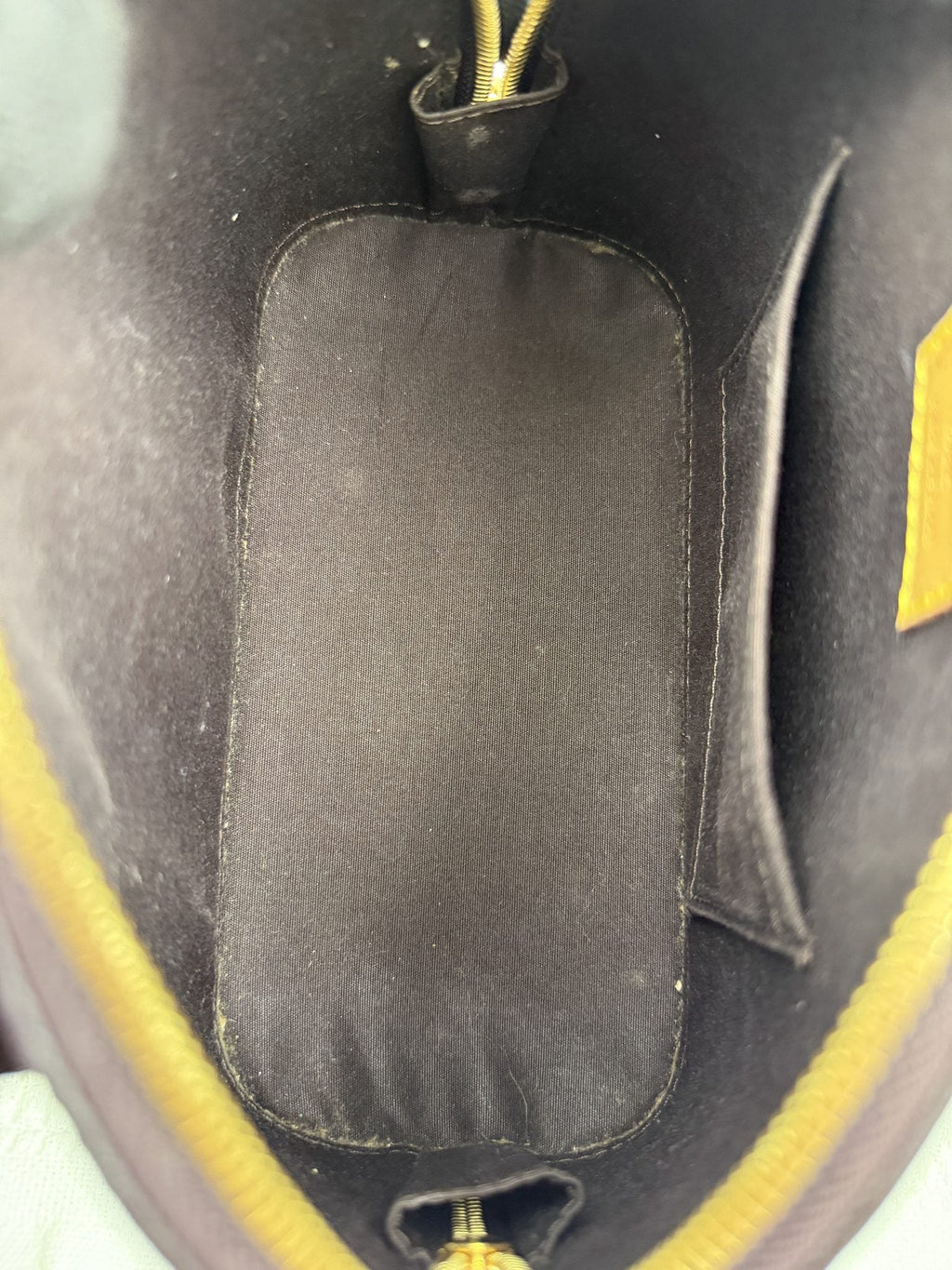Louis Vuitton Alma BB - Amarante Monogram Vernis Leather detail view 8