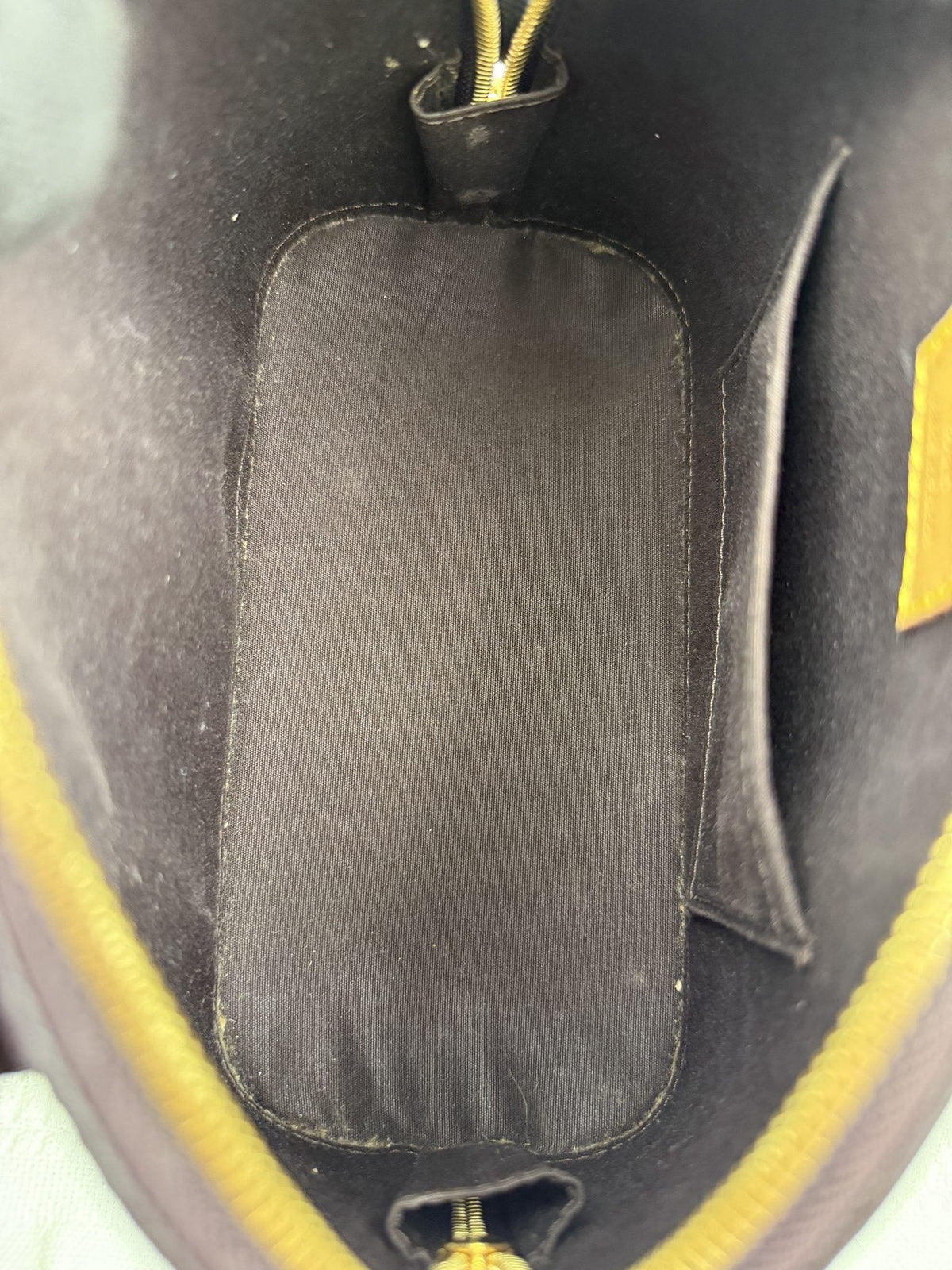 Louis Vuitton Alma BB - Amarante Monogram Vernis Leather detail view 8