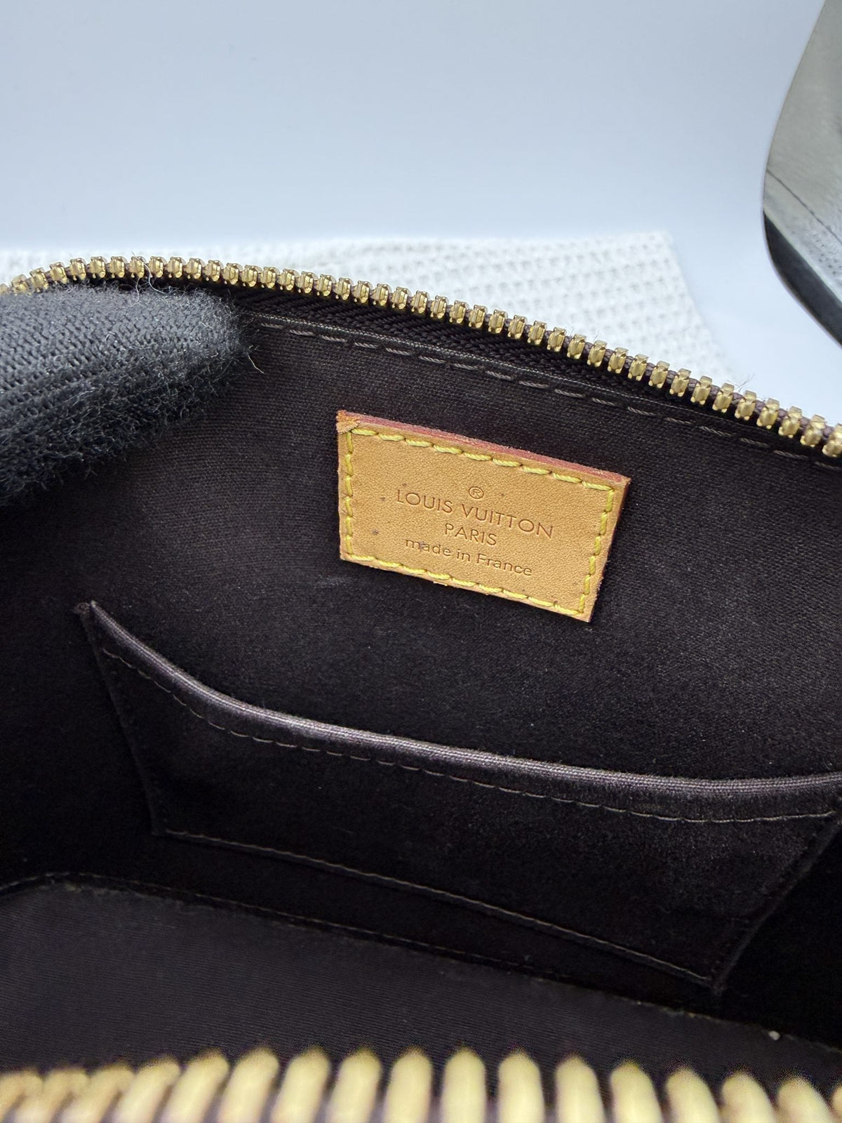Louis Vuitton Alma BB - Amarante Monogram Vernis Leather detail view 9