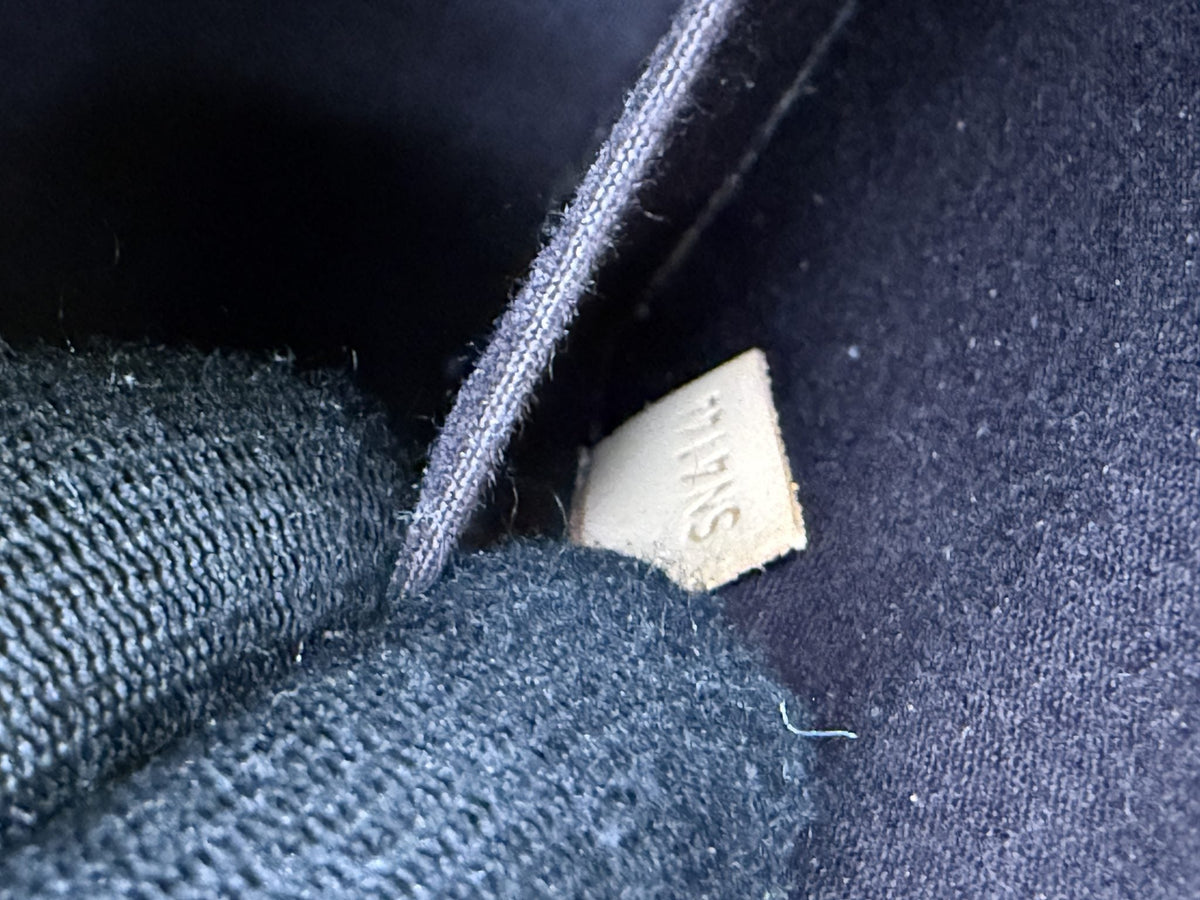 Louis Vuitton Alma BB - Amarante Monogram Vernis Leather detail view 10