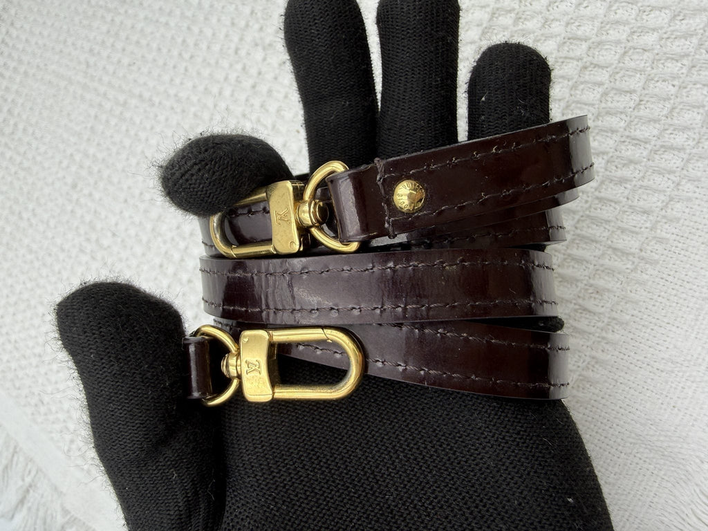 Louis Vuitton Alma BB - Amarante Monogram Vernis Leather detail view 11