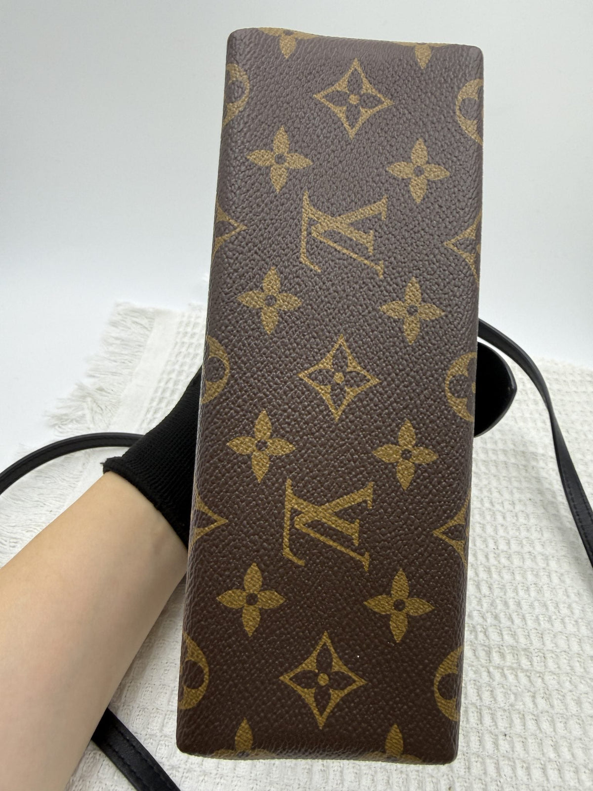 Louis Vuitton Locky BB - Monogram and Black detail view 3