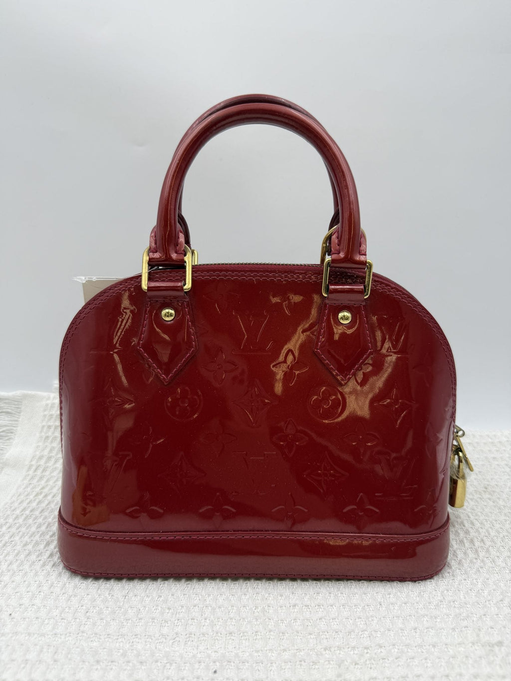 Louis Vuitton Alma BB - Red Monogram Vernis Leather detail view 2