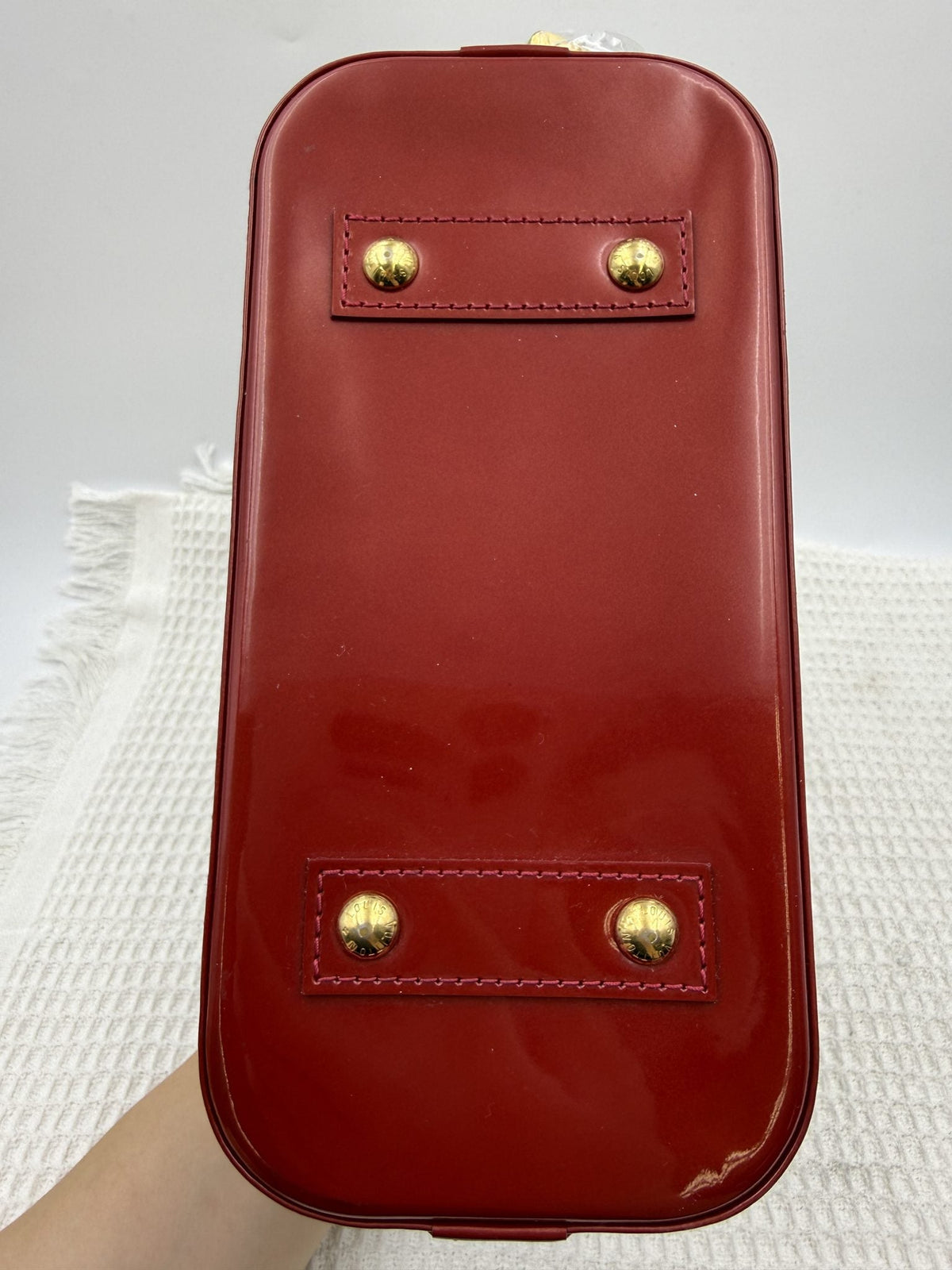 Louis Vuitton Alma BB - Red Monogram Vernis Leather detail view 3