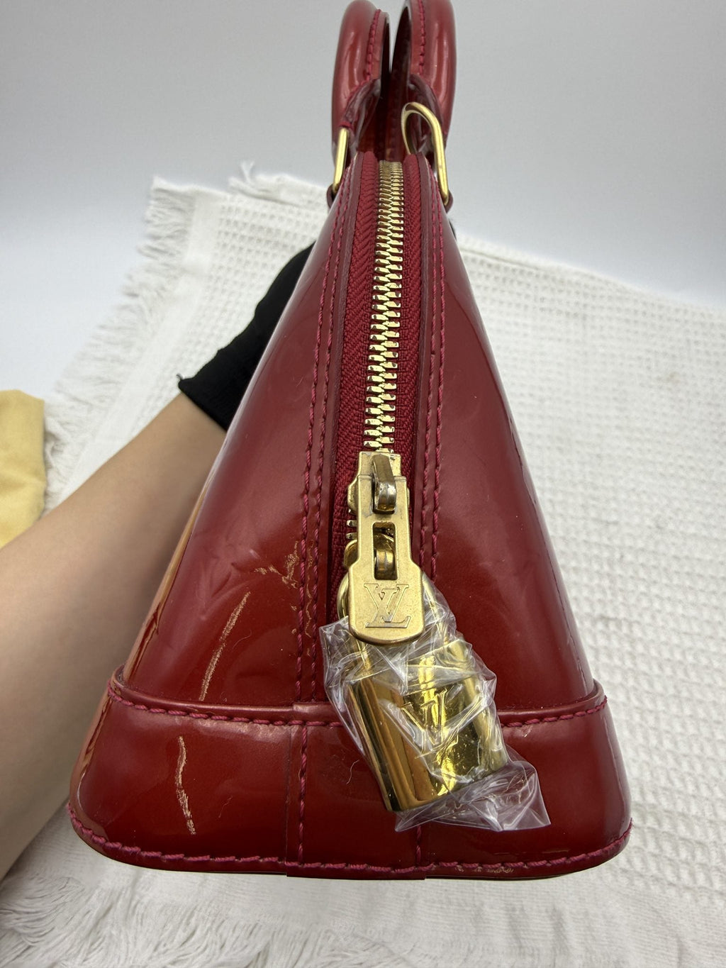 Louis Vuitton Alma BB - Red Monogram Vernis Leather detail view 4