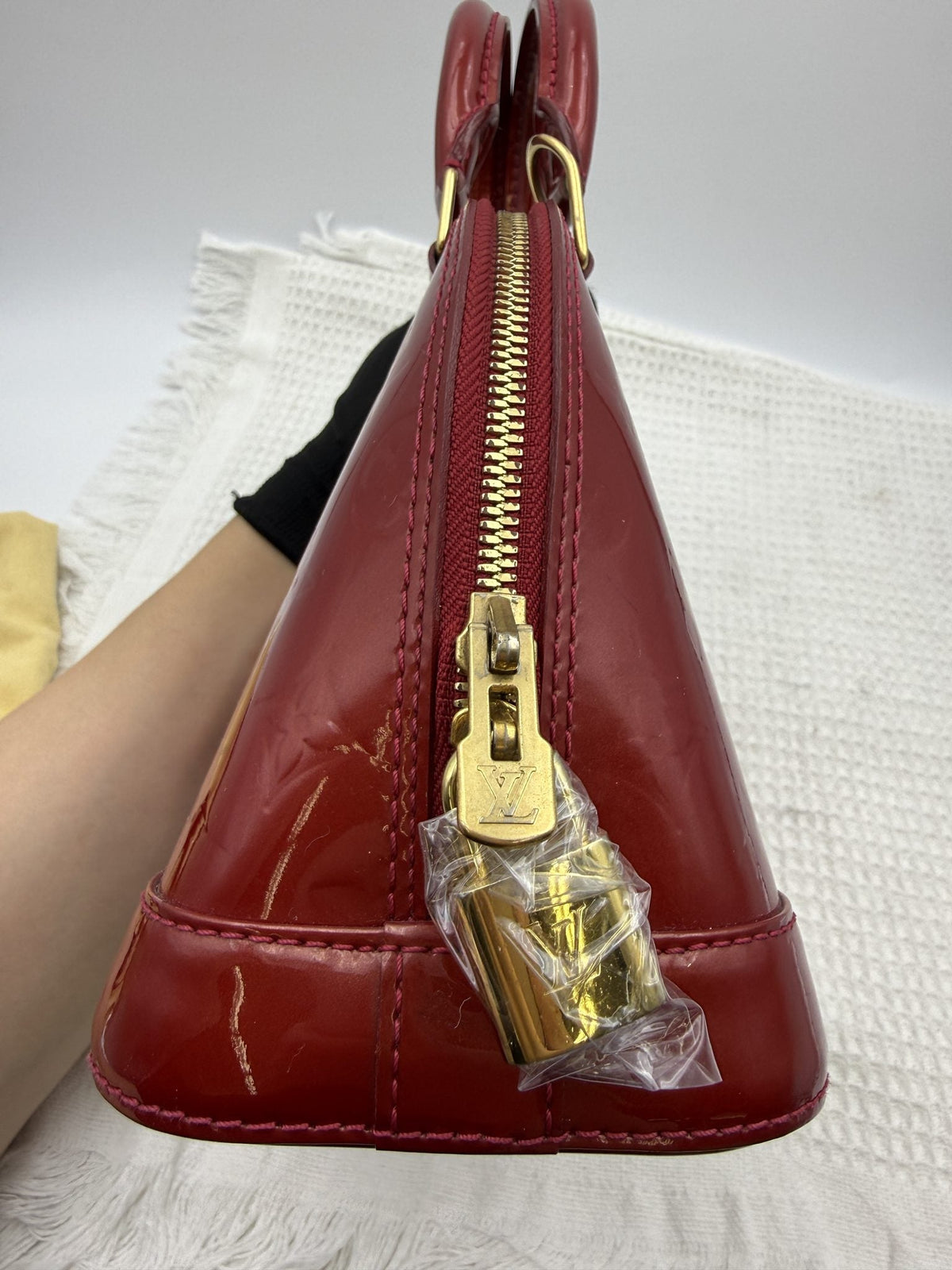 Louis Vuitton Alma BB - Red Monogram Vernis Leather detail view 4