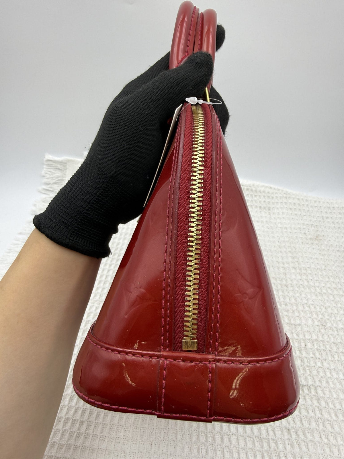 Louis Vuitton Alma BB - Red Monogram Vernis Leather detail view 5