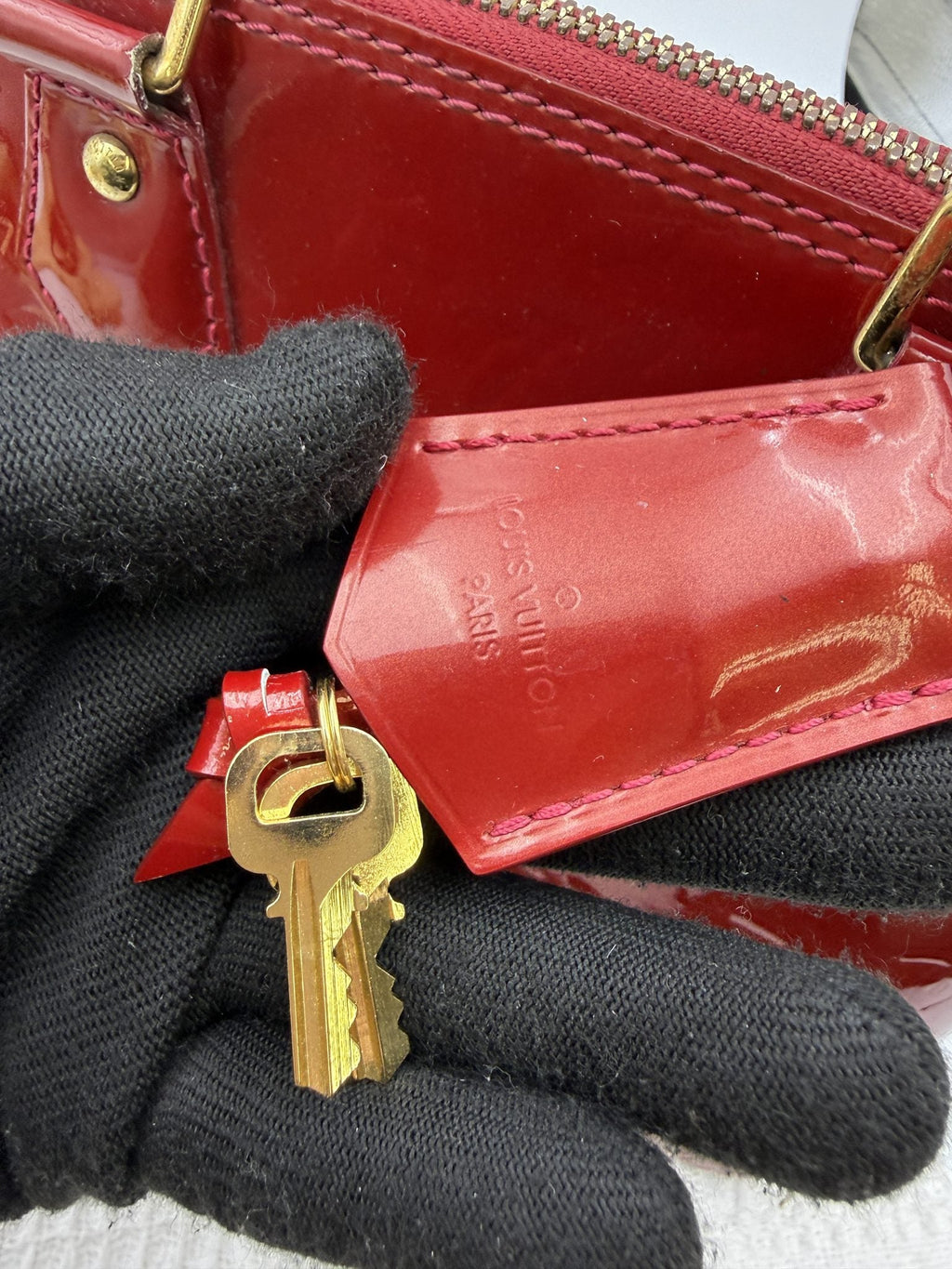 Louis Vuitton Alma BB - Red Monogram Vernis Leather detail view 6