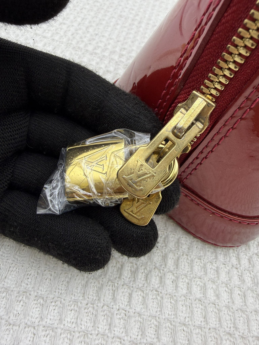 Louis Vuitton Alma BB - Red Monogram Vernis Leather detail view 7