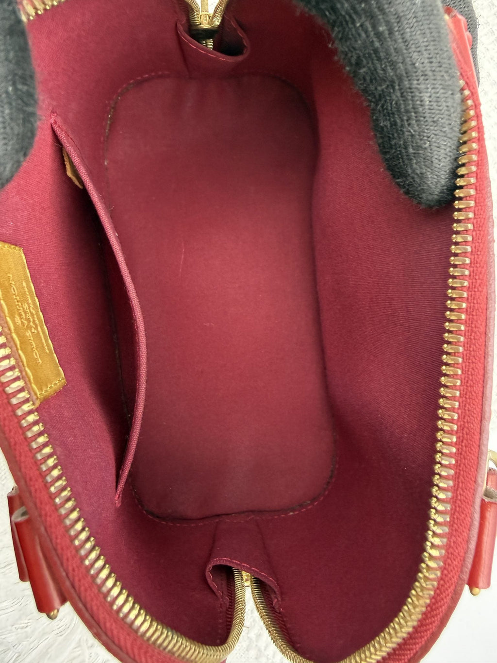Louis Vuitton Alma BB - Red Monogram Vernis Leather detail view 8
