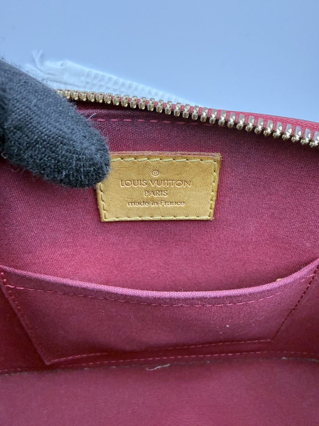 Louis Vuitton Alma BB - Red Monogram Vernis Leather detail view 9