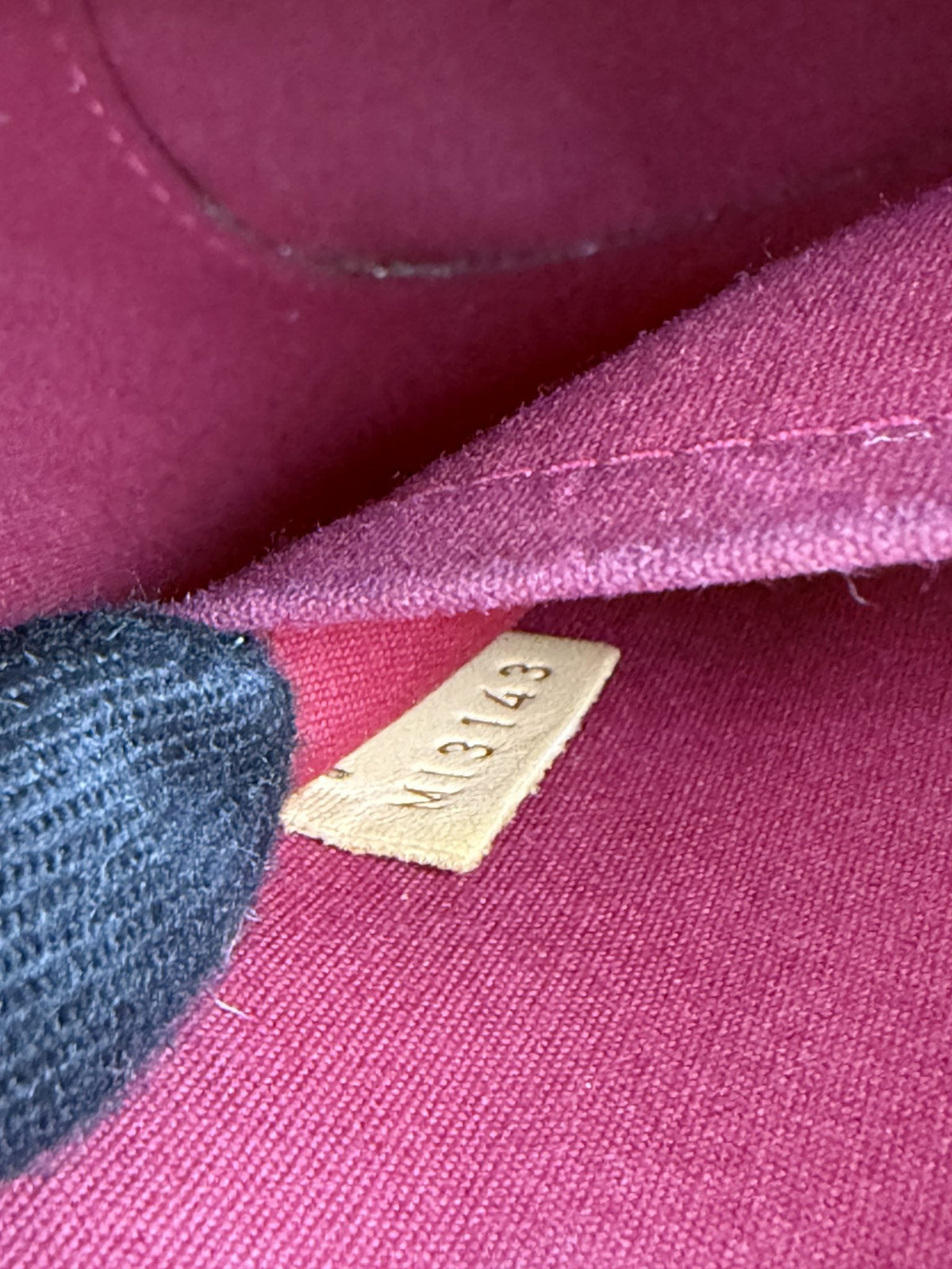 Louis Vuitton Alma BB - Red Monogram Vernis Leather detail view 10