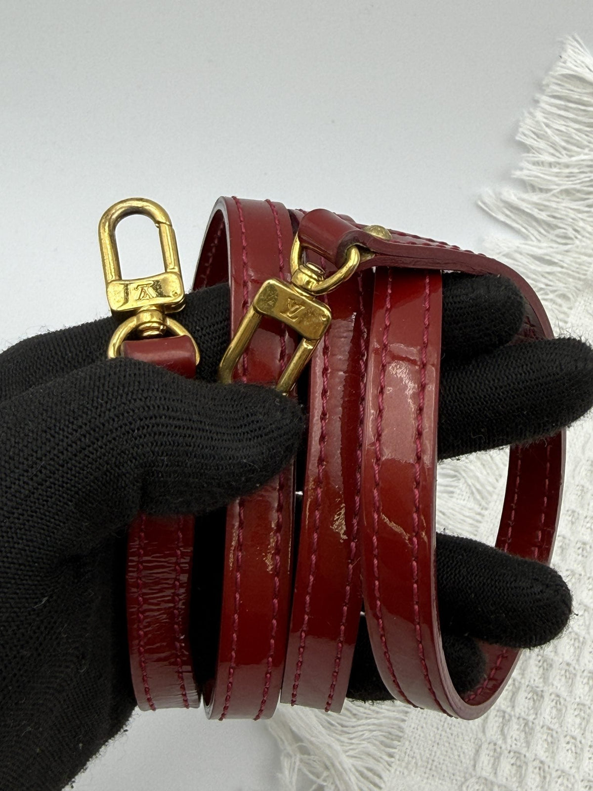 Louis Vuitton Alma BB - Red Monogram Vernis Leather detail view 11