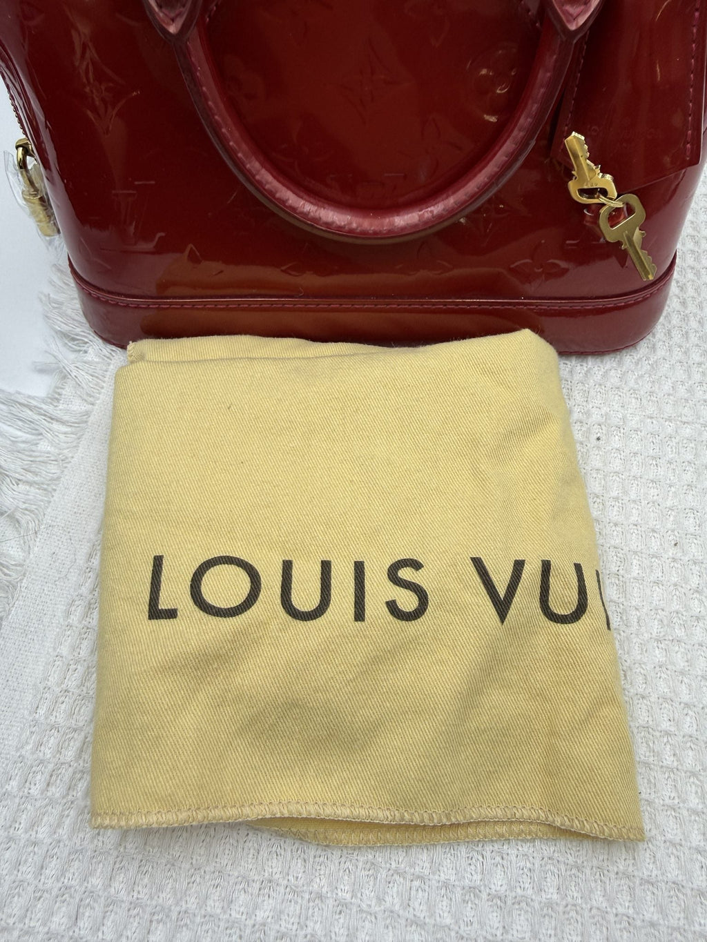 Louis Vuitton Alma BB - Red Monogram Vernis Leather detail view 12