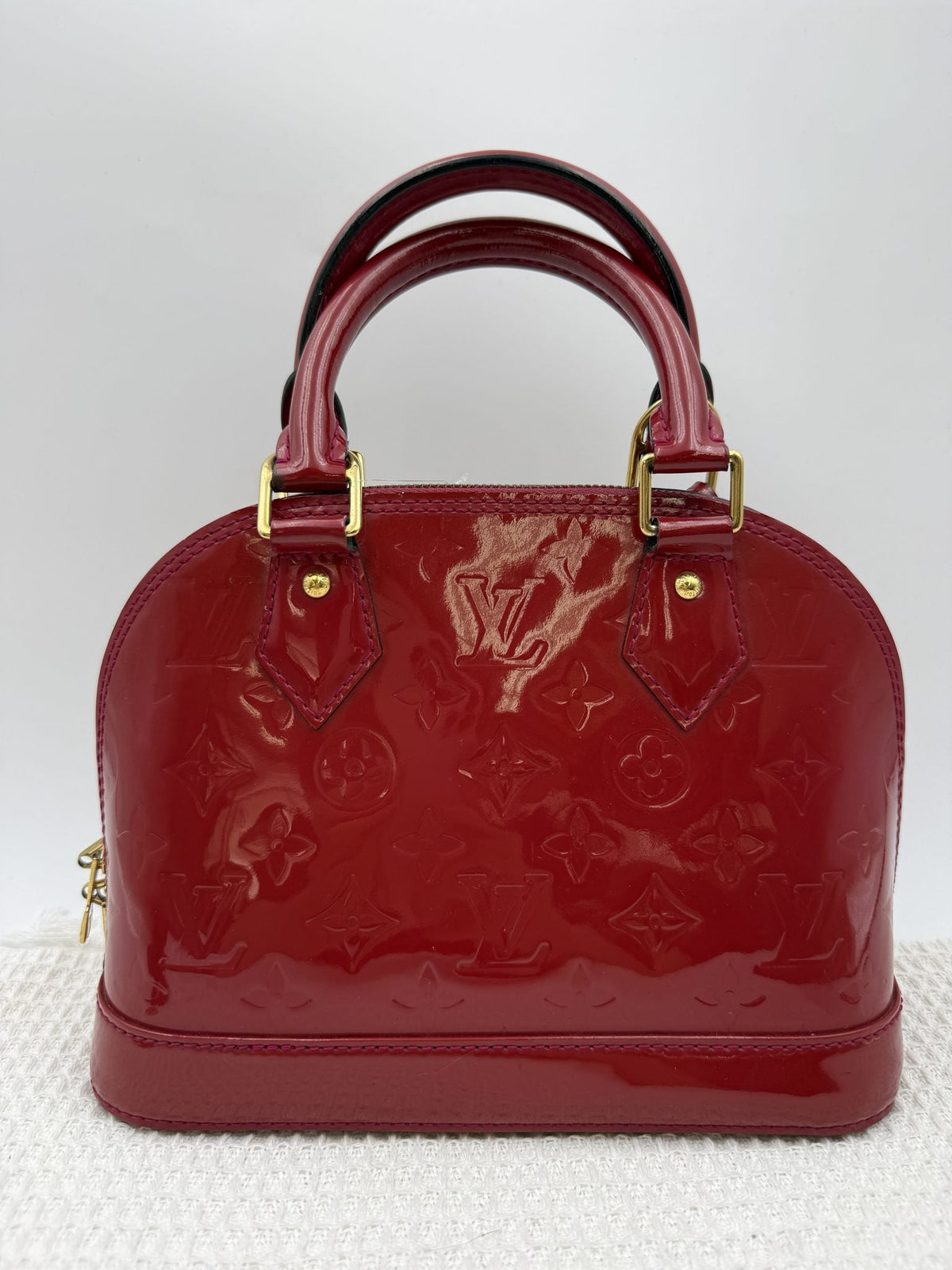 Louis Vuitton Alma BB - Red Monogram Vernis Leather detail view 2