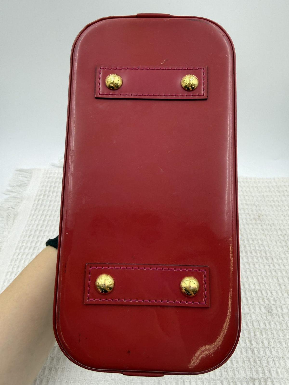 Louis Vuitton Alma BB - Red Monogram Vernis Leather detail view 3