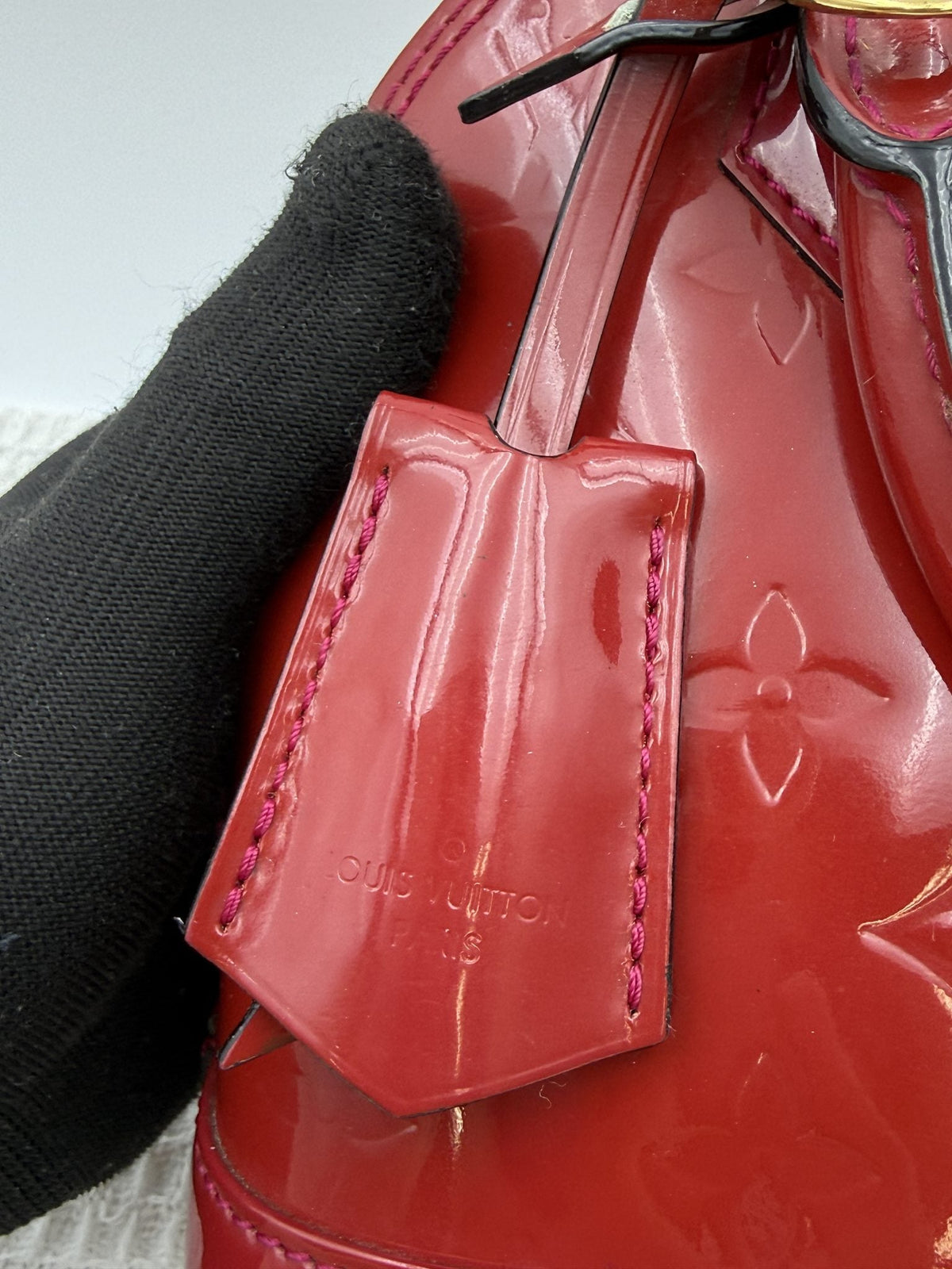 Louis Vuitton Alma BB - Red Monogram Vernis Leather detail view 4
