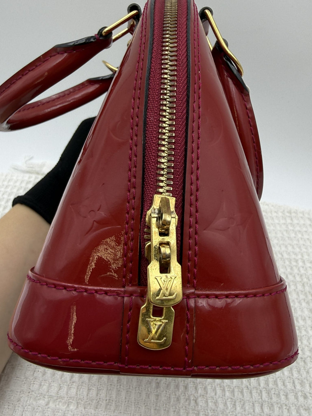Louis Vuitton Alma BB - Red Monogram Vernis Leather detail view 5