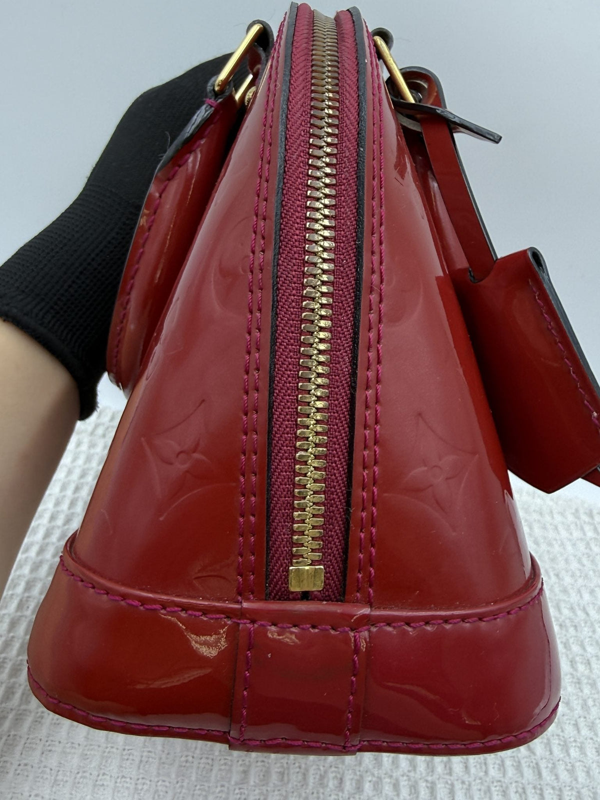 Louis Vuitton Alma BB - Red Monogram Vernis Leather detail view 6