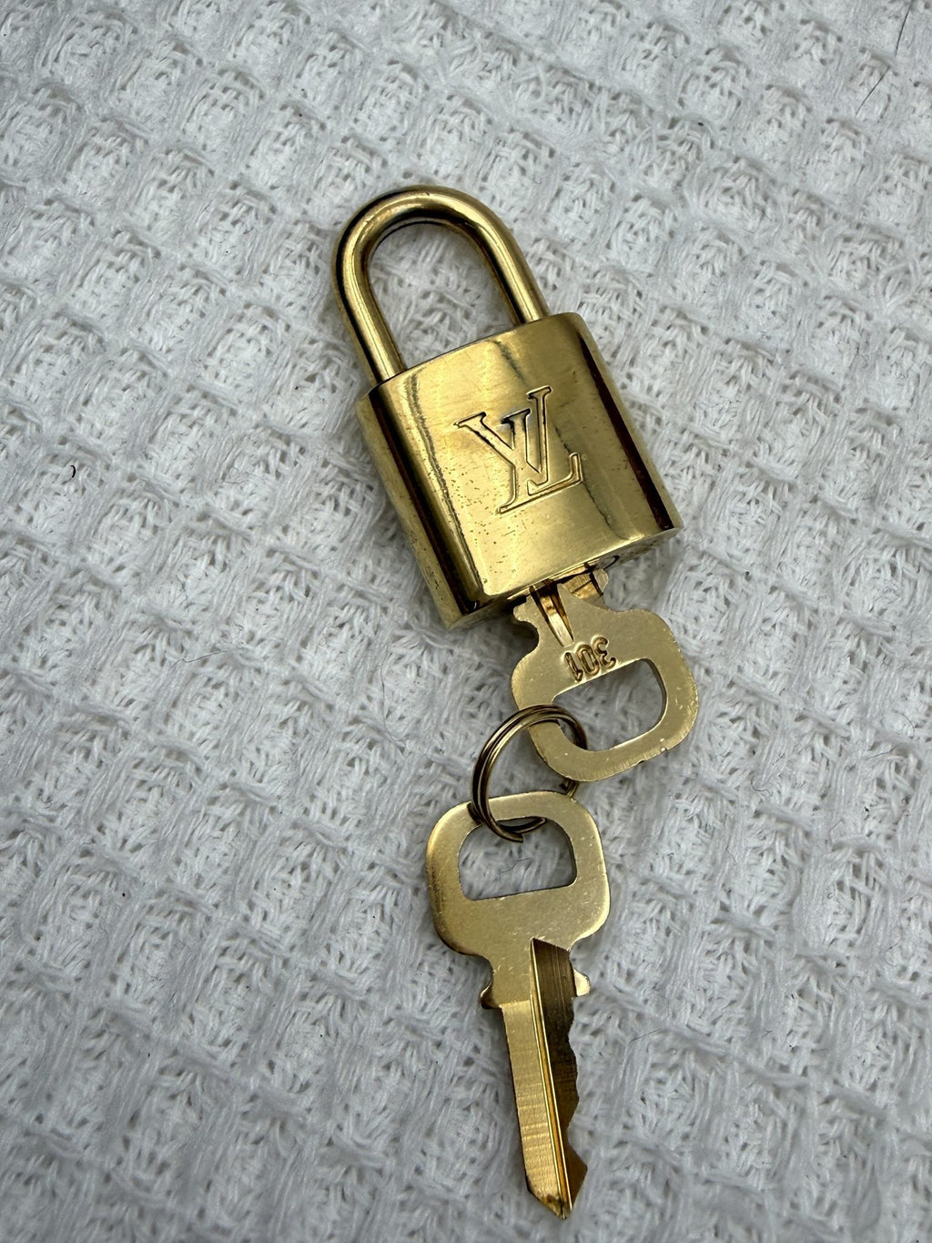 Louis Vuitton Alma BB - Red Monogram Vernis Leather detail view 7