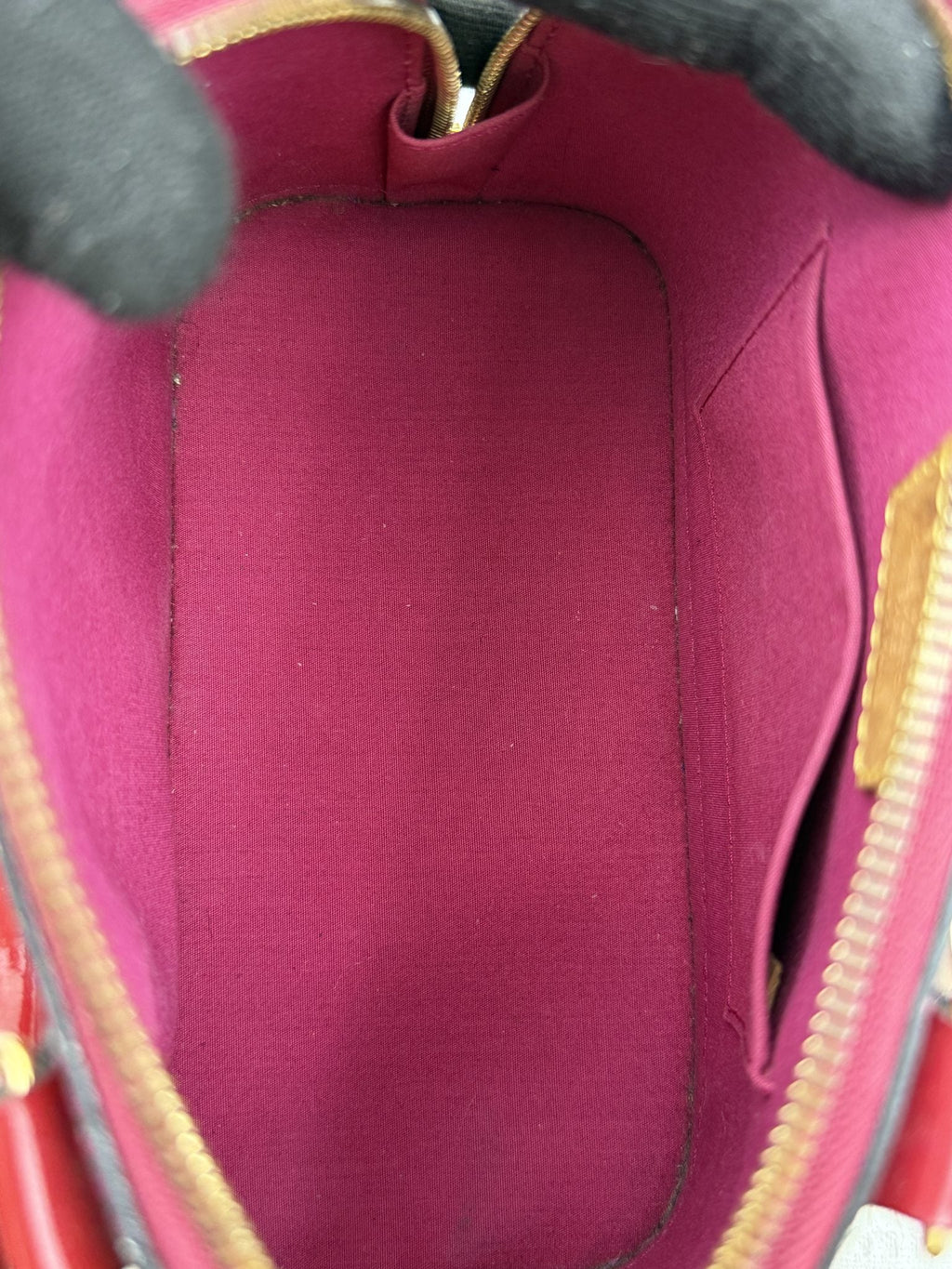 Louis Vuitton Alma BB - Red Monogram Vernis Leather detail view 9