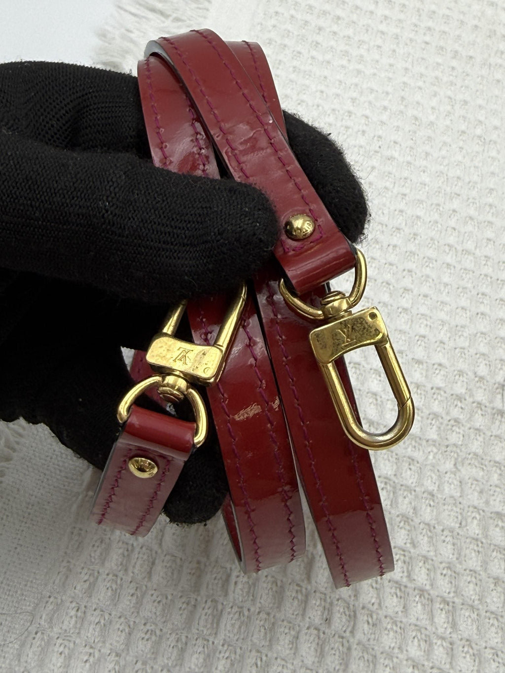 Louis Vuitton Alma BB - Red Monogram Vernis Leather detail view 12