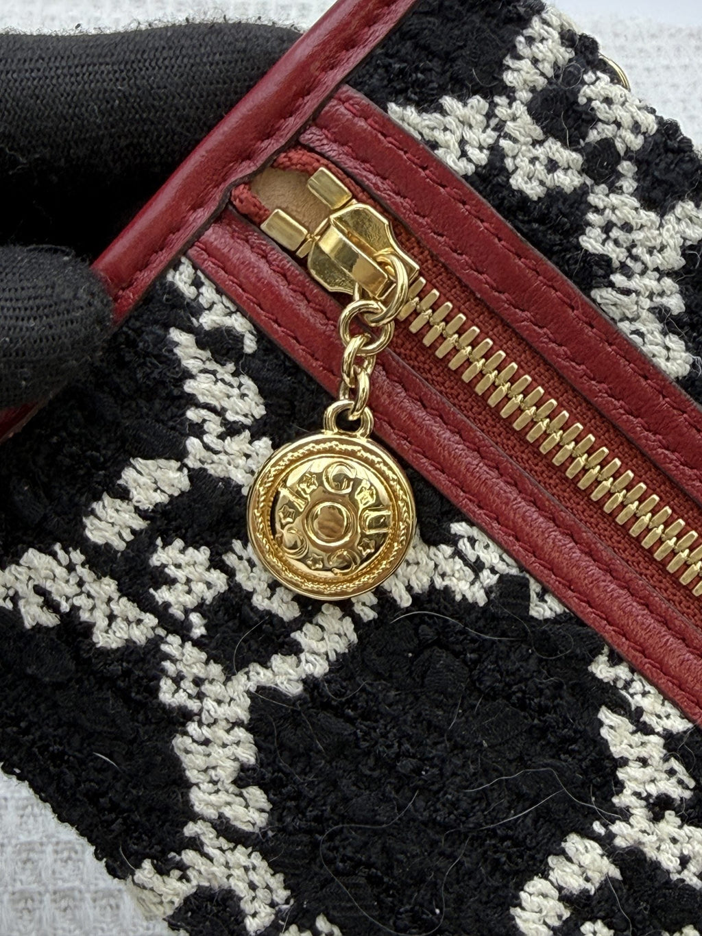 Gucci Rajah Tiger Head Tote - Burgundy and Black detail view 10