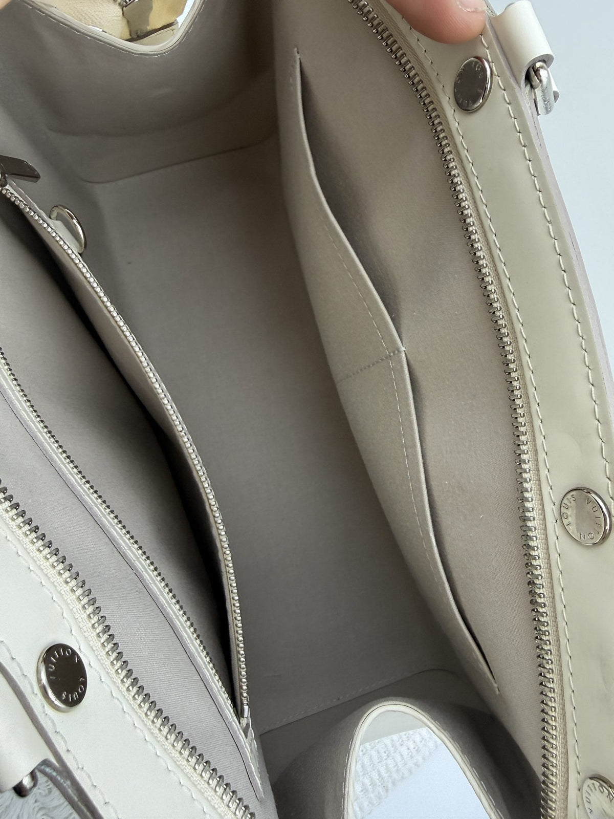 Louis Vuitton Brea MM - Ivoire Epi Leather detail view 4