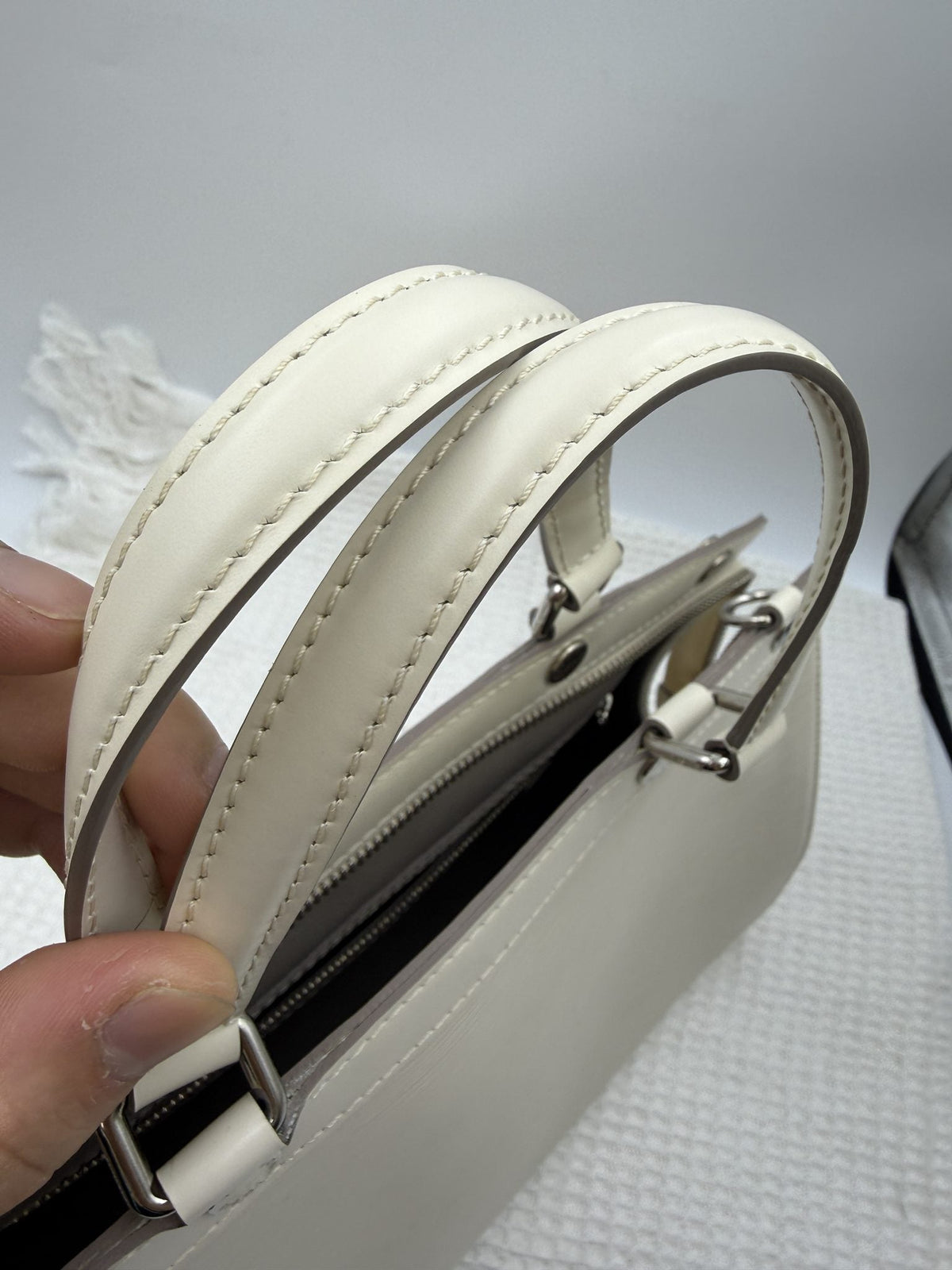 Louis Vuitton Brea MM - Ivoire Epi Leather detail view 5