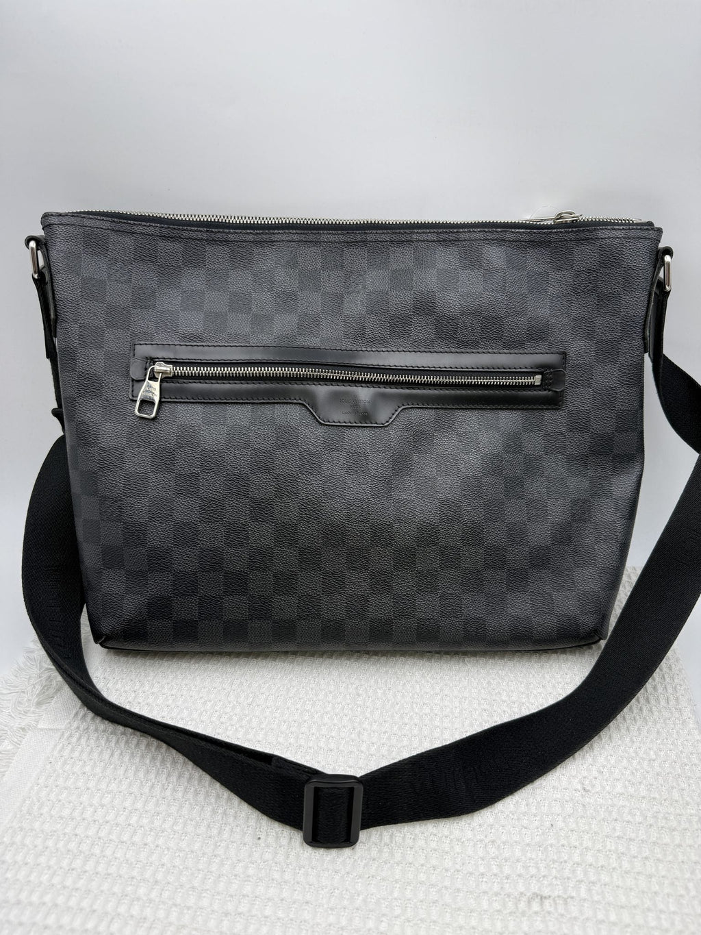 Louis Vuitton Mick MM - Damier Graphite detail view 2