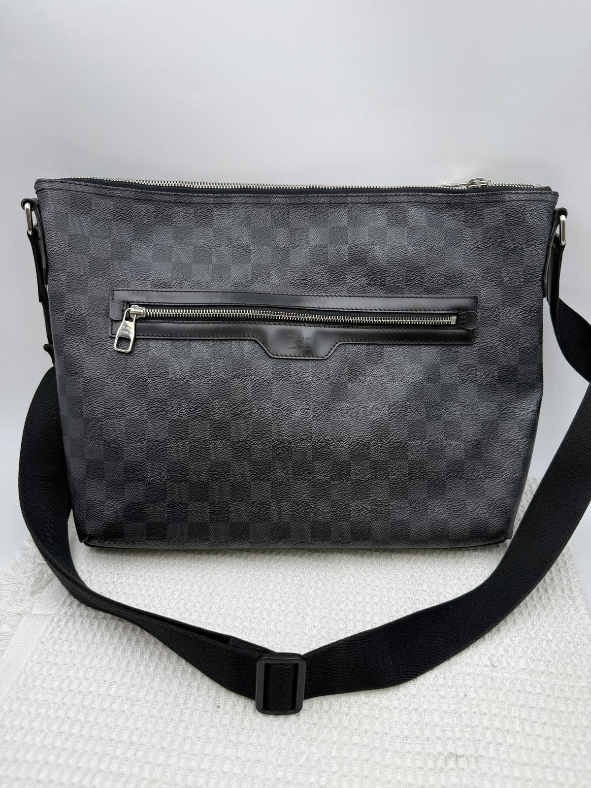 Louis Vuitton Mick MM - Damier Graphite detail view 2