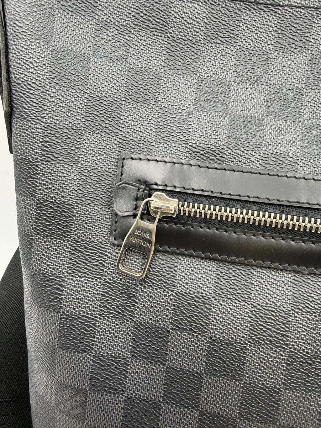 Louis Vuitton Mick MM - Damier Graphite detail view 3