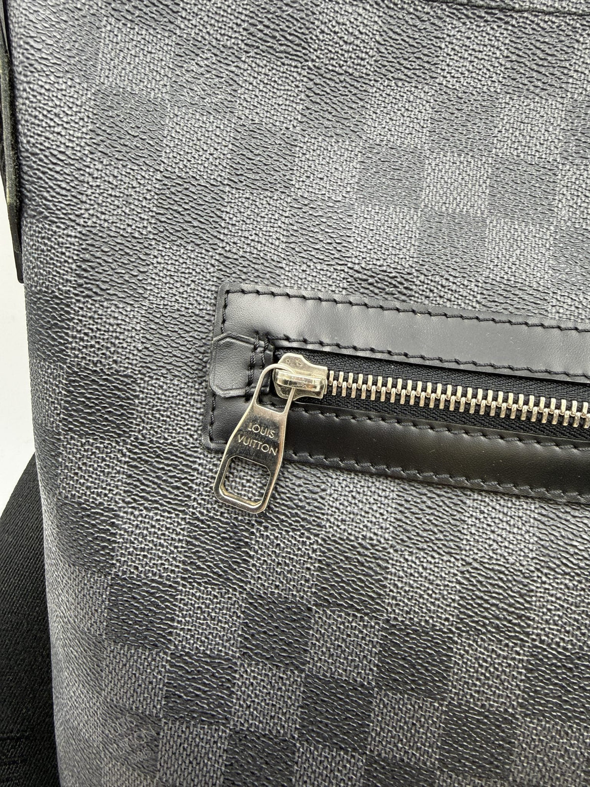 Louis Vuitton Mick MM - Damier Graphite detail view 3