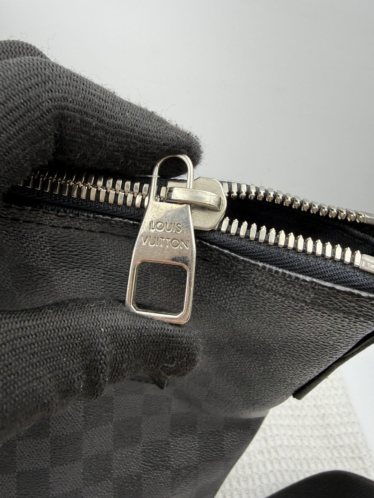 Louis Vuitton Mick MM - Damier Graphite detail view 4