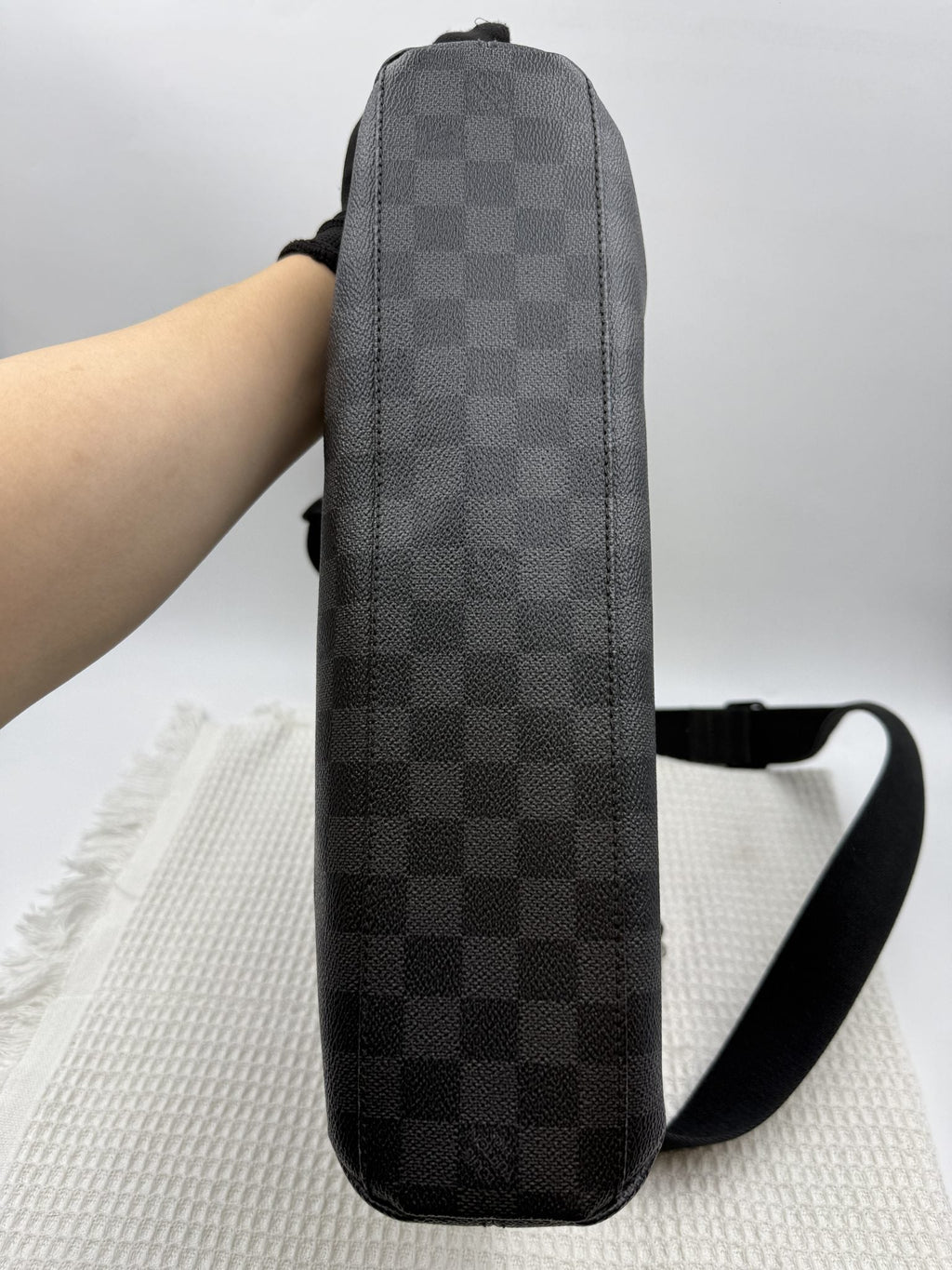 Louis Vuitton Mick MM - Damier Graphite detail view 5